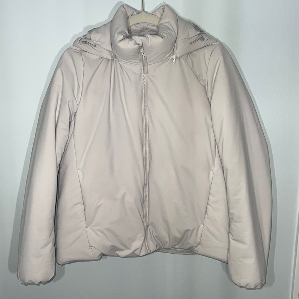 Women’s white UNIQLO waterproof putter jacket